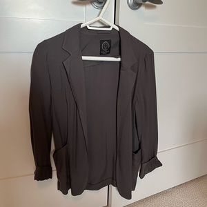 Grey coloured loose fitting blazer, great with a skirt, dress or jeans!